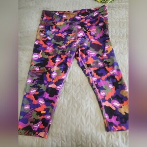 Zumba camo lips capri leggings xl